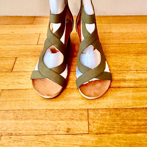 Adrienne Vittadini Olive Green Wedge Heel Sandals 10M New in Box - Picture 3 of 8